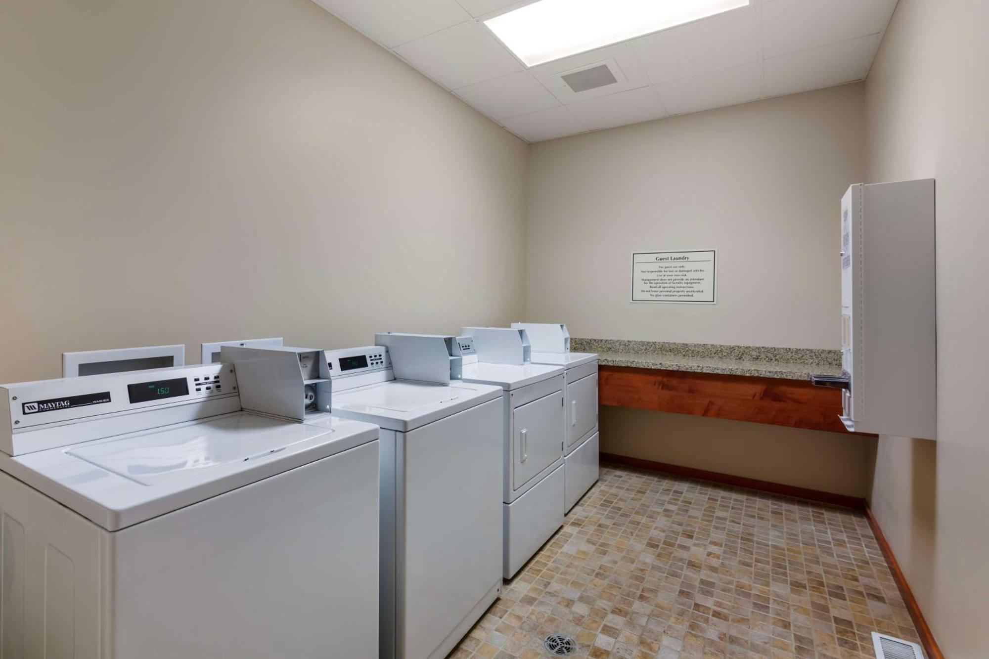 Best Western Golden Prairie Inn And Suites Sidney Extérieur photo